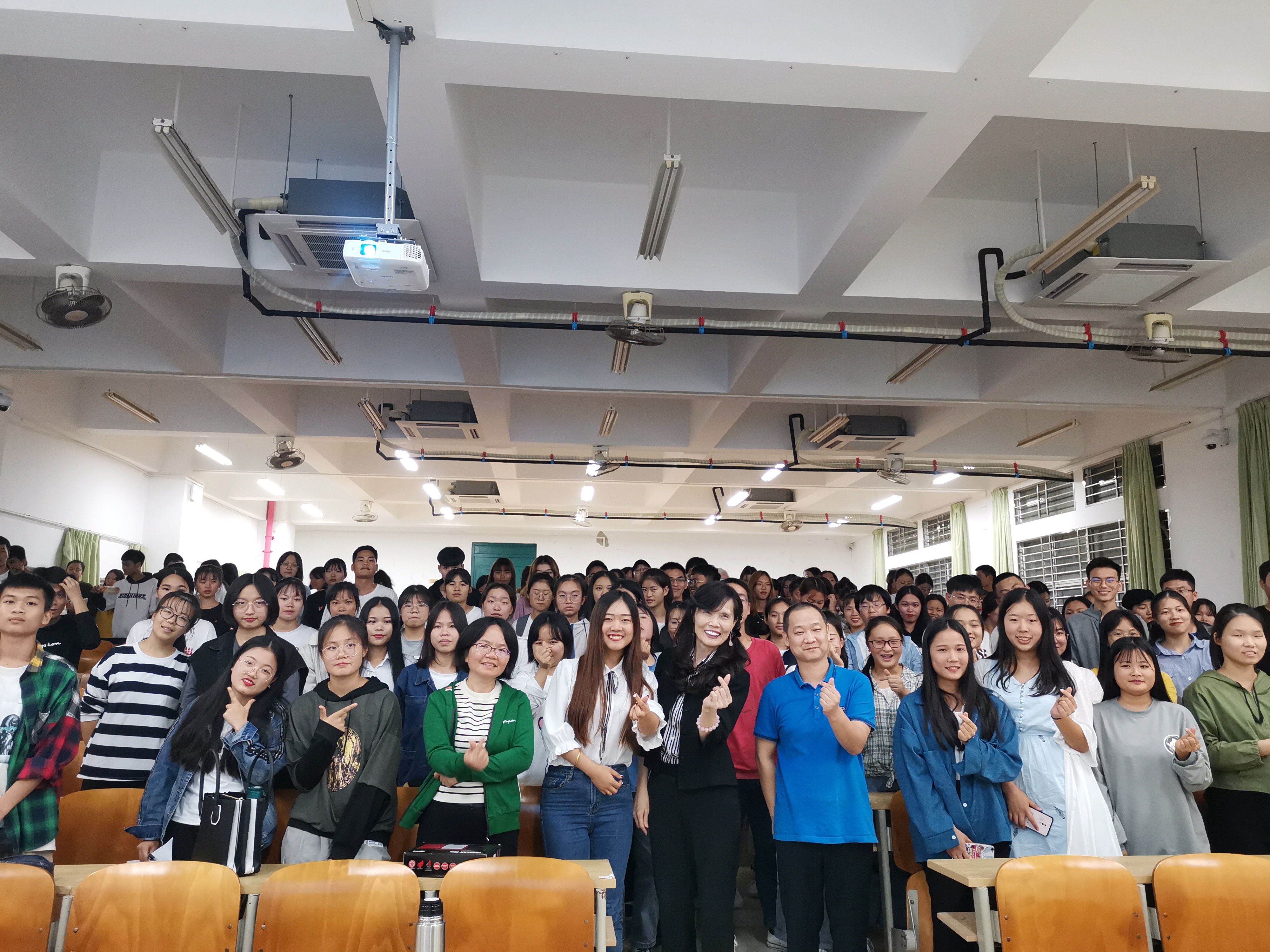 1594888475763159.jpg 海外名师陈柏如教授到管理学院开展讲学和交流.jpg