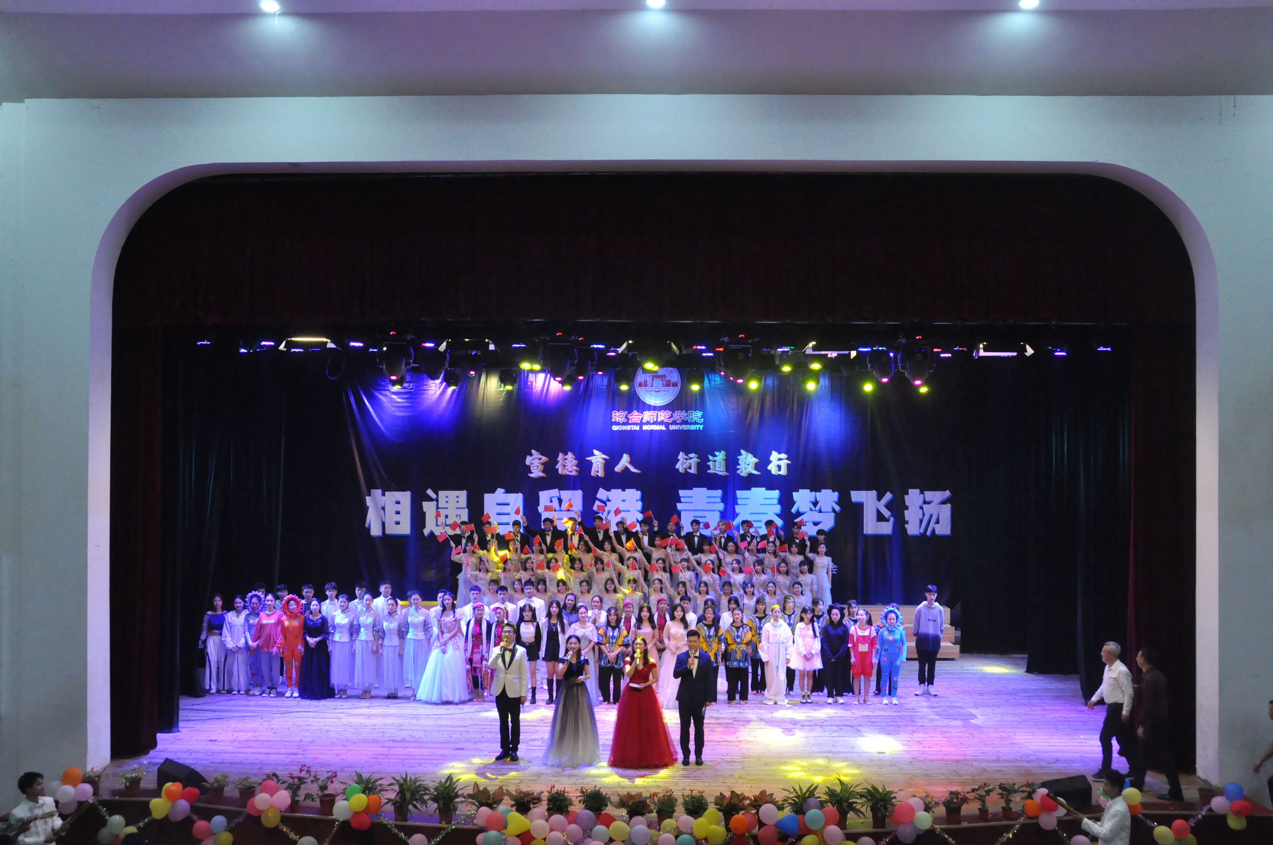 1652931000151020.jpg 专业展示的舞台.jpg